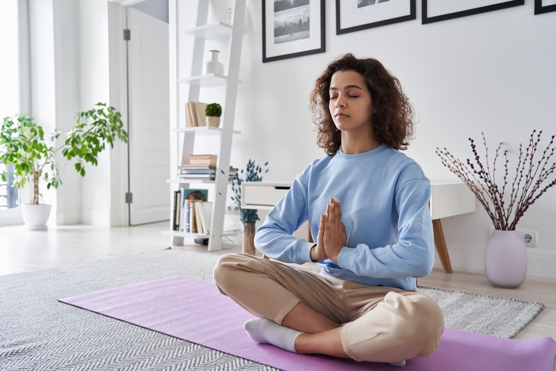 Une femme fait de la méditation